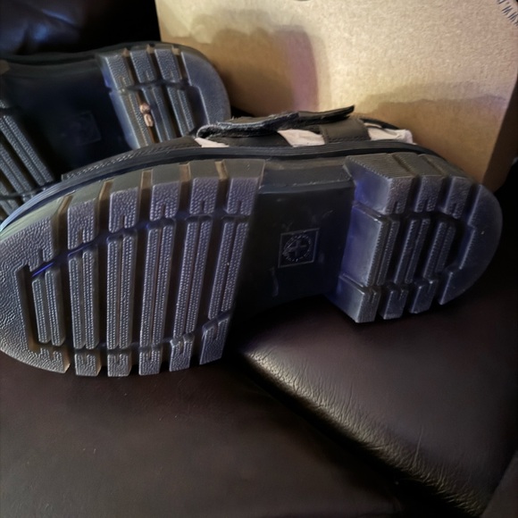 DOC MARTENS RICKI NAPPA LUX LEATHER 3-STRAP PLATFORM SANDALS - Picture 8 of 12